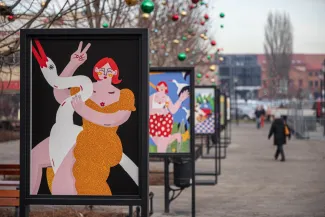 na zdjęciu plakaty na budynku