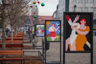 na zdjęciu plakaty na budynku