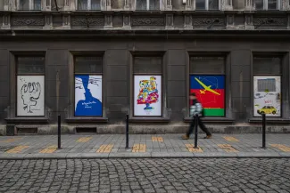 na zdjęciu plakaty na budynku