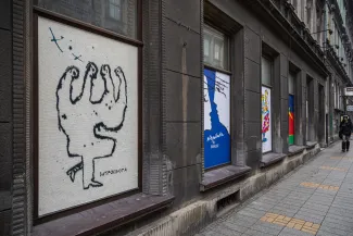 na zdjęciu plakaty na budynku