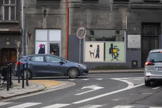 na zdjęciu plakaty na budynku