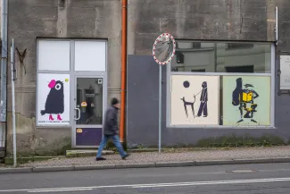 na zdjęciu plakaty na budynku