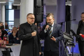 na zdjęciu osoby podczas wigilii