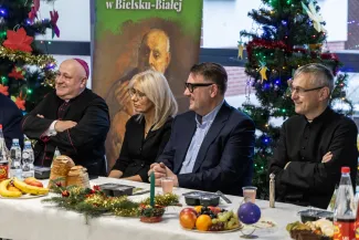 na zdjęciu osoby podczas wigilii