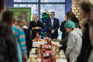 na zdjęciu osoby podczas wigilii