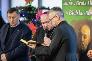 na zdjęciu osoby podczas wigilii