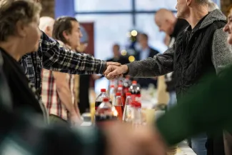 na zdjęciu osoby podczas wigilii