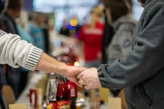 na zdjęciu osoby podczas wigilii