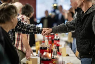 na zdjęciu osoby podczas wigilii