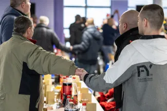 na zdjęciu osoby podczas wigilii