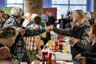 na zdjęciu osoby podczas wigilii