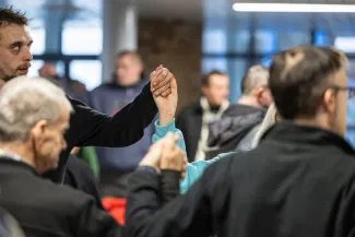 na zdjęciu osoby podczas wigilii