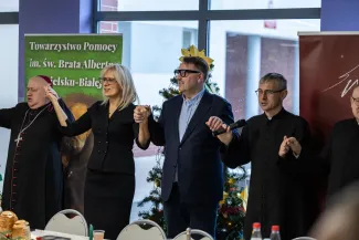 na zdjęciu osoby podczas wigilii