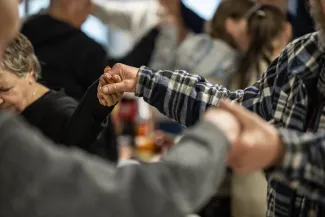 na zdjęciu osoby podczas wigilii