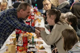 na zdjęciu osoby podczas wigilii