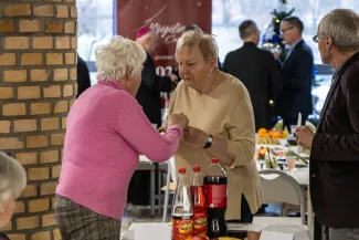 na zdjęciu osoby podczas wigilii