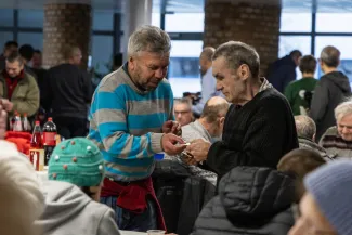 na zdjęciu osoby podczas wigilii