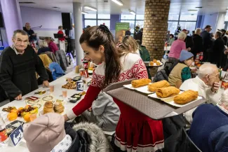 na zdjęciu osoby podczas wigilii