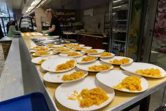 na zdjęciu osoby podczas wigilii