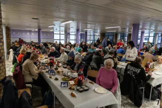 na zdjęciu osoby podczas wigilii