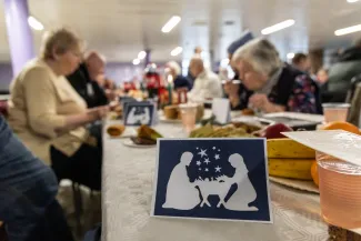 na zdjęciu osoby podczas wigilii