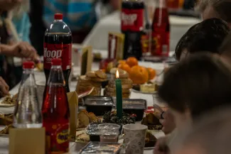 na zdjęciu osoby podczas wigilii