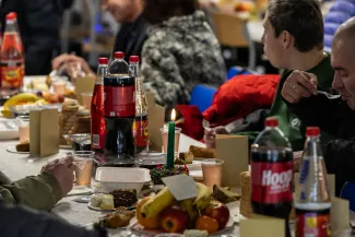 na zdjęciu osoby podczas wigilii