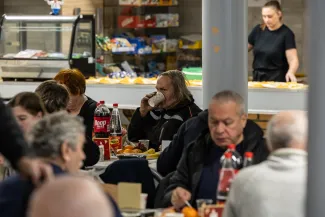 na zdjęciu osoby podczas wigilii