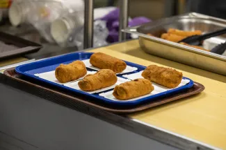 na zdjęciu osoby podczas wigilii