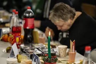 na zdjęciu osoby podczas wigilii