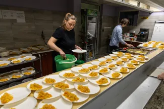 na zdjęciu osoby podczas wigilii