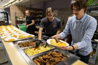 na zdjęciu osoby podczas wigilii