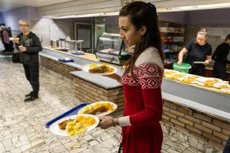 na zdjęciu osoby podczas wigilii