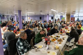 na zdjęciu osoby podczas wigilii