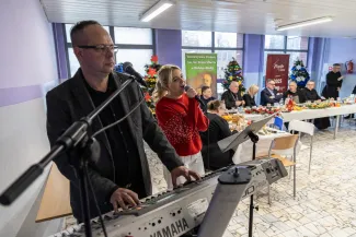 na zdjęciu osoby podczas wigilii