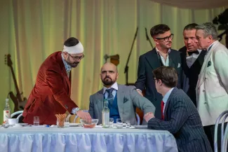 na zdjęciu osoby na scenie