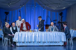 na zdjęciu osoby na scenie