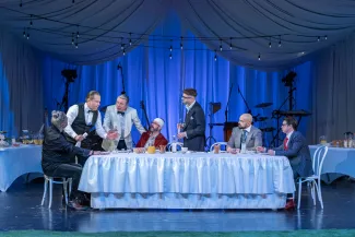 na zdjęciu osoby na scenie