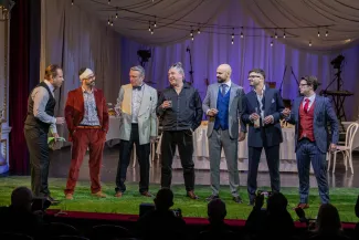 na zdjęciu osoby na scenie