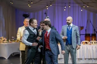 na zdjęciu osoby na scenie