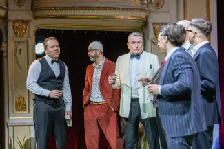 na zdjęciu osoby na scenie