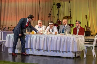 na zdjęciu osoby na scenie