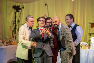 na zdjęciu osoby na scenie