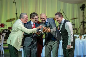 na zdjęciu osoby na scenie