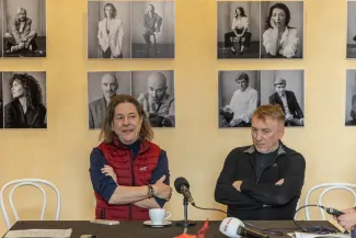 na zdjęciu osoby na scenie