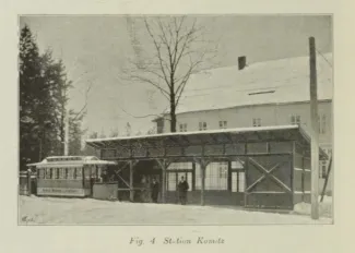 Na zdjęciu tramwaj i ludzie 