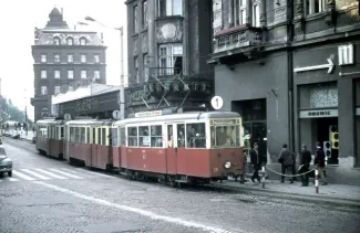 Na zdjęciu tramwaj i ludzie 