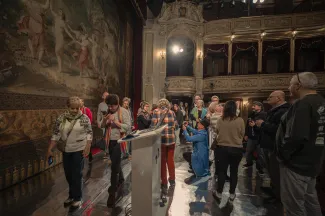 Na zdjęciu grupa osób na scenie