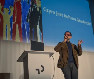 Na zdjęciu mężczyzna z mikrofonem