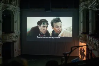 Na zdjęciu kadr z filmu wyświetlany na ekranie w teatrze
